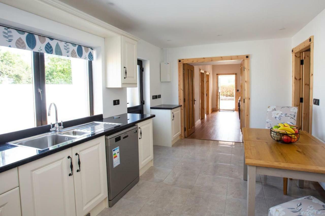 Mary'S Cosy Cottage On The Wild Atlantic Way ゴールウェイ エクステリア 写真